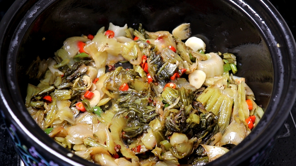 酸菜和鸡蛋真是绝配，头一次见这种做法，天热就吃这道菜，超下饭