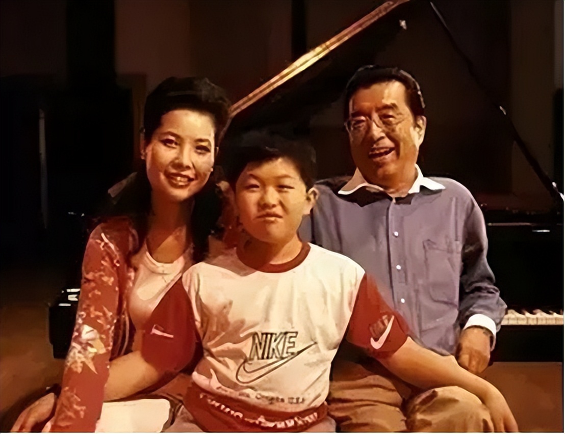 李双江长子李贺：弟弟李天一入狱后，他不计前嫌照顾父亲和继母