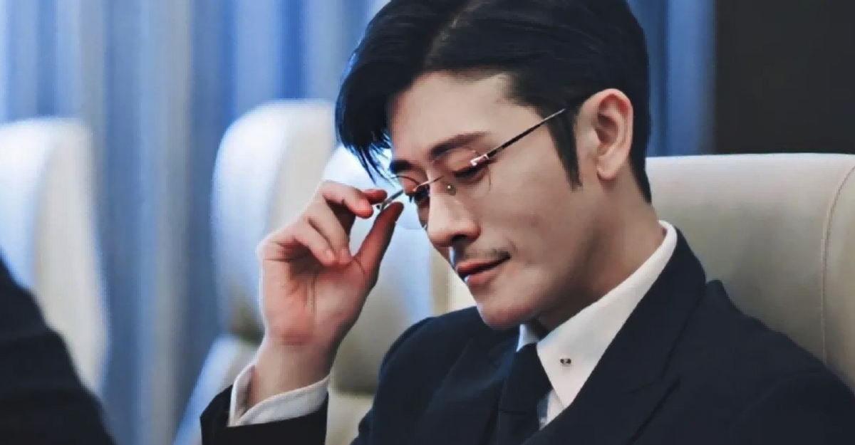 同样是“眼镜造型”，把肖战王一博和吴启华放一起，差距就出来了