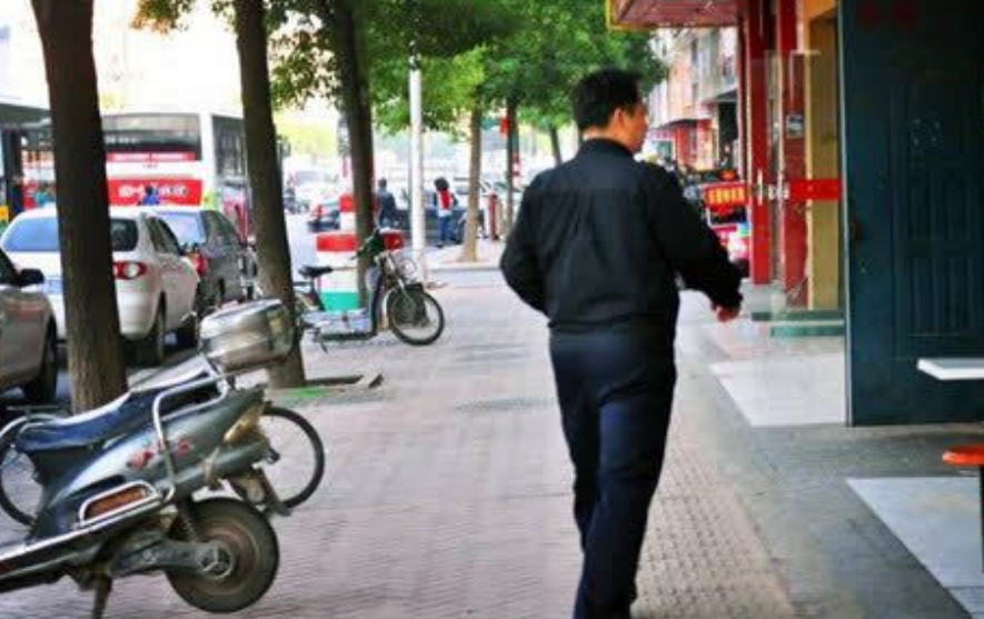 清华毕业后他回乡做保安，月薪2000元，从不参加同学聚会