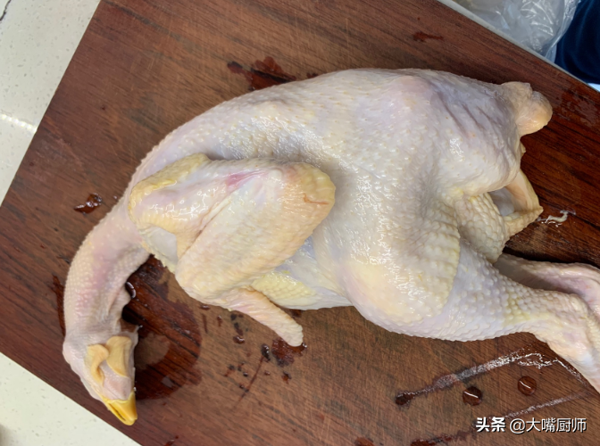 白切鸡直接用水煮，难怪又老又腥！要想皮脆肉嫩，3个步骤是关键