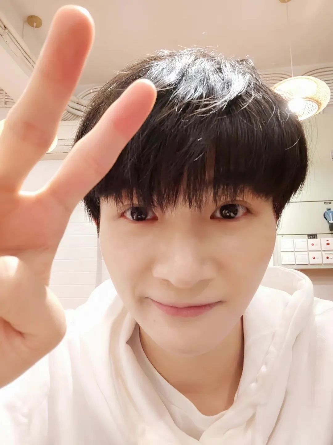 8位明星童年照曝光,肖战完全认不出,杨幂和关晓彤从小美到大