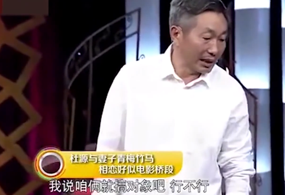 64岁杜源近况罕曝光，戴大金镯子与孙子现身商场，四处闲逛无人识