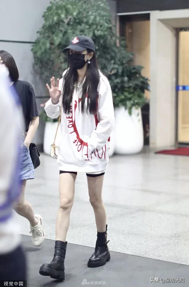 杨幂穿帽衫搭热裤抵达机场 挥手打招呼官宣新剧心情好