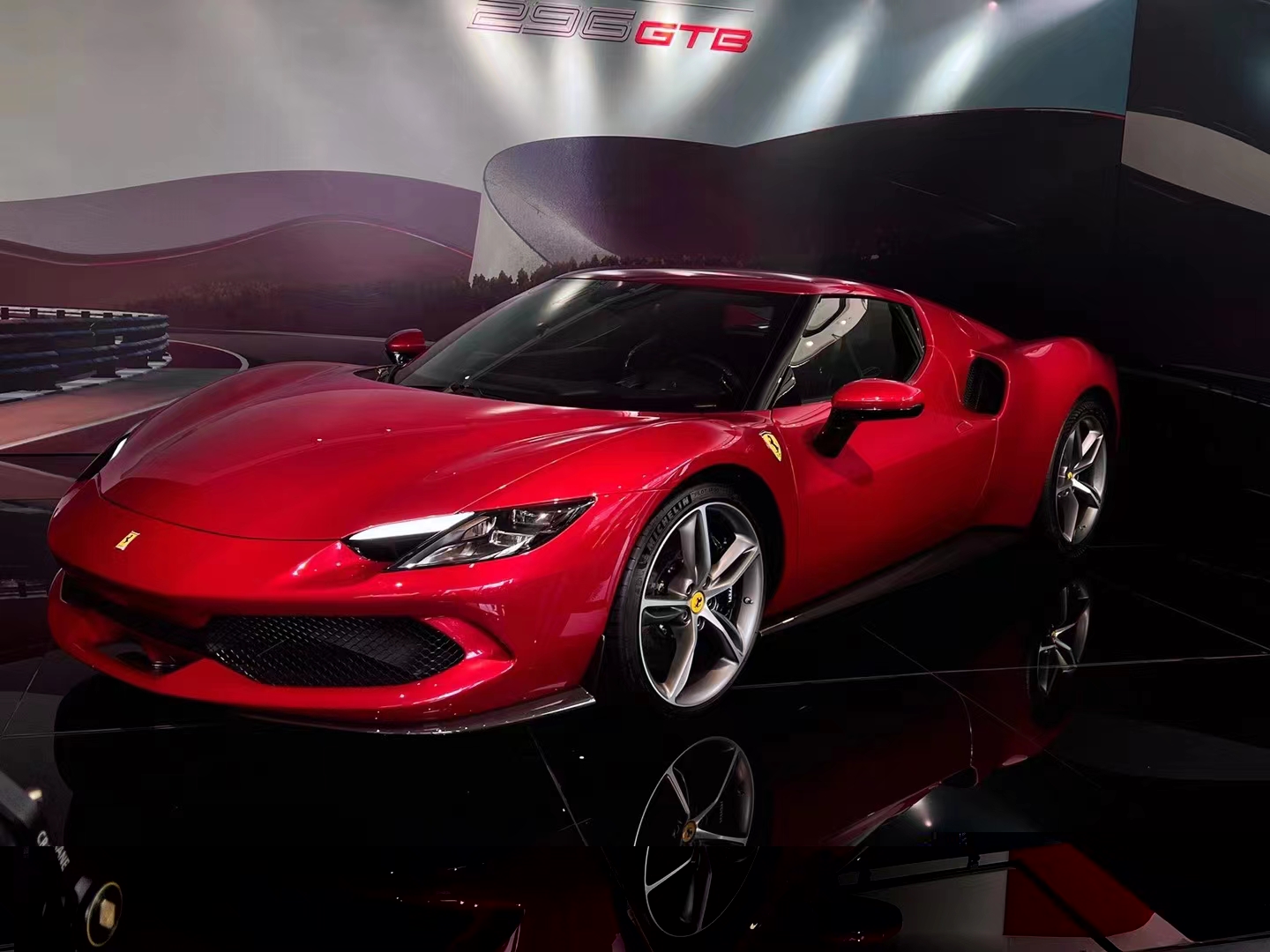 法拉利296 GTB开启全新V6时代 诠释“驾趣·新玩「法」”