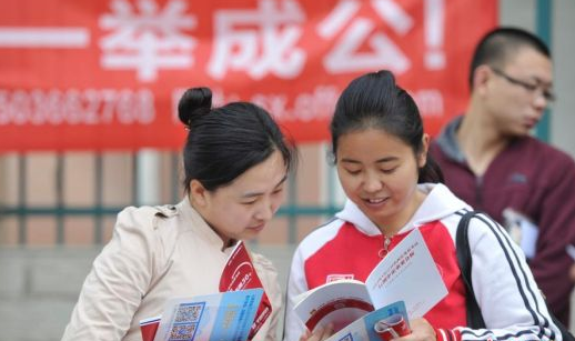 公务员“年龄限制”被打破？实行报考新标准，网友评论一边倒