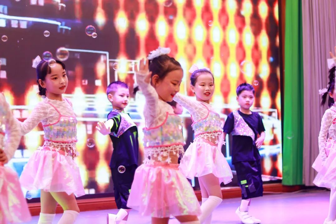 天府新区华阳实验小学举行“童星耀五月·艺术绽花开”群舞比赛