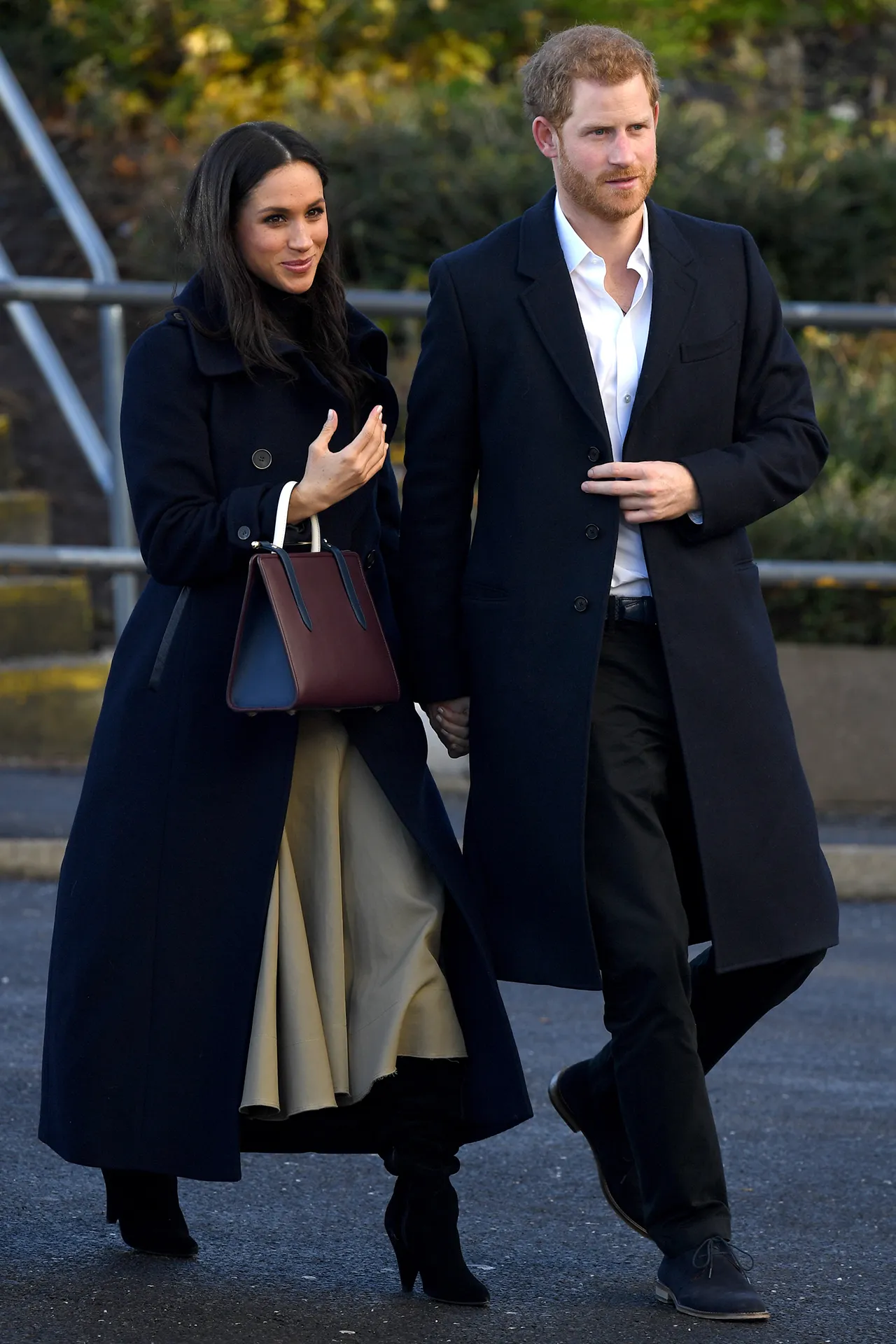 做代言人时顺走的高跟鞋，梅根还在拍订婚照时穿？网友：非常像