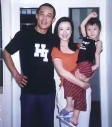 6个娶“小媳妇”的男明星，幸福虽晚但到，他们才是人生赢家