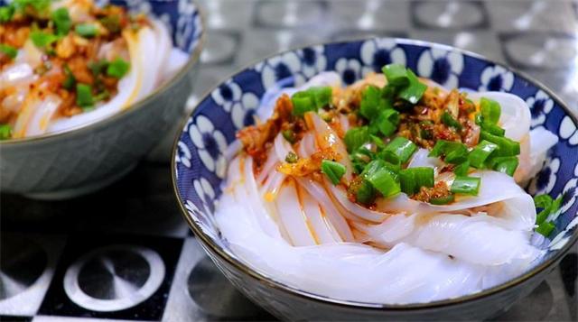 这才是凉粉最好吃的做法，记住水和淀粉的比例是关键，看一遍就会