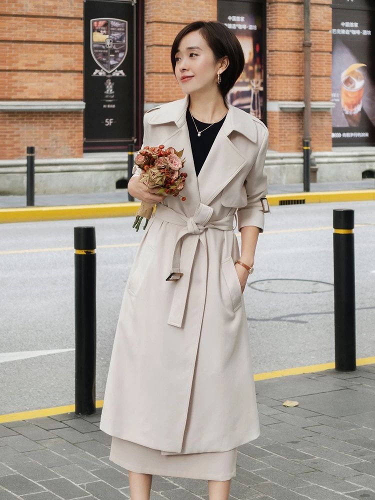 薄款风衣怎么搭配图片(有气质的中年女人) - 赤虎壹号