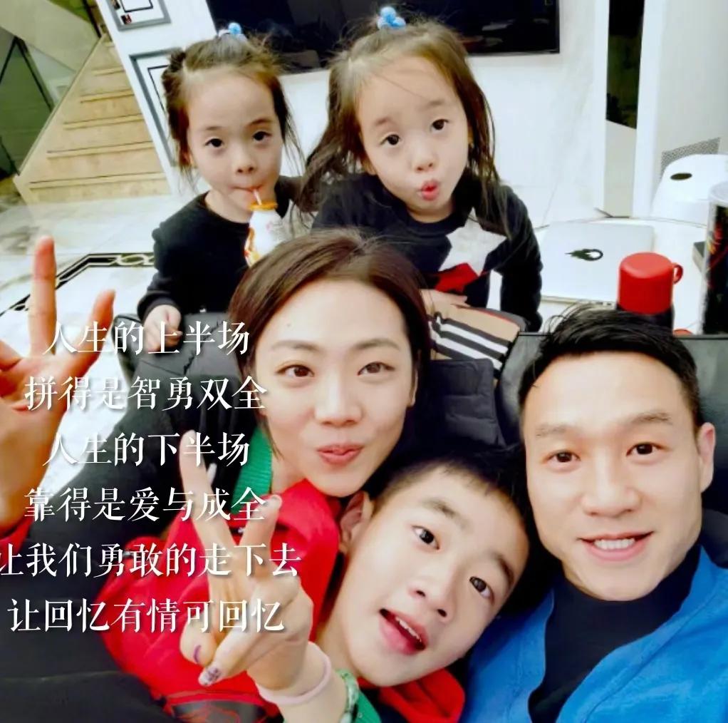 威晒父子合照，杨洋与爸爸穿同款西装，长相没变，体型抢镜