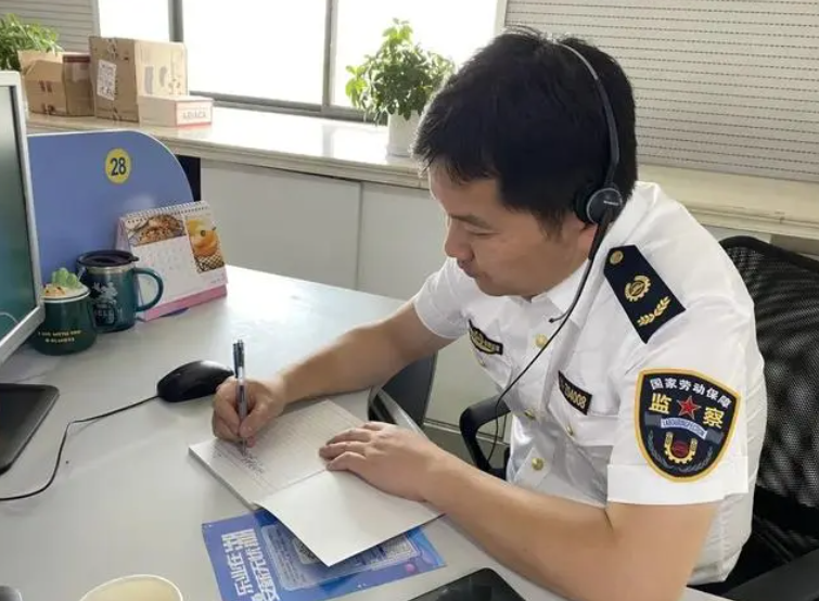 公务员“辞职信”走红，辞职理由引起同行共鸣，网友却直言太年轻