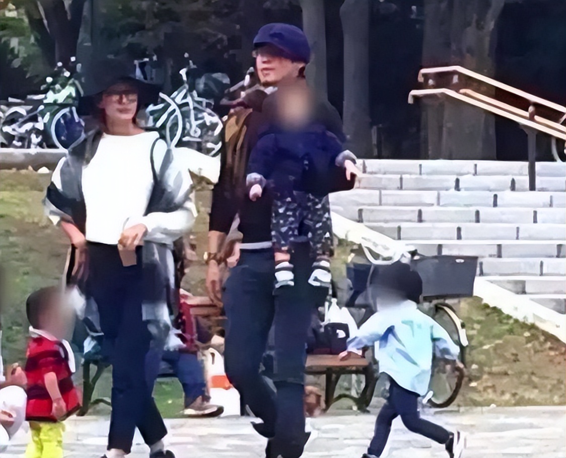 40岁男星小栗旬私密照曝光，裸体K歌画面低俗下流，疑和多人偷腥