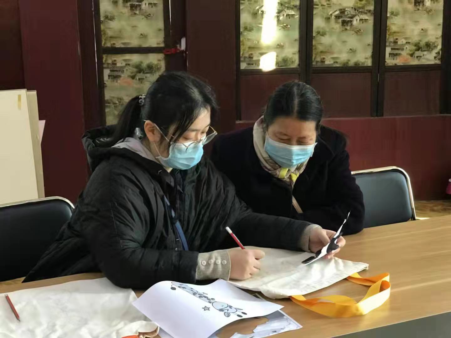 “邻里亲”睦邻活动小组活动之二 创意DIY,手绘帆布袋