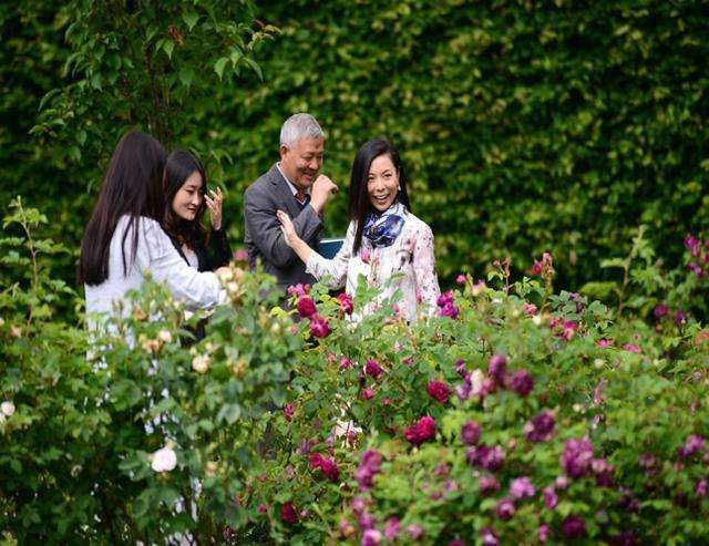 2004年天津女孩嫁外国穷小子，见家长才知对方是伯爵，住千平豪宅