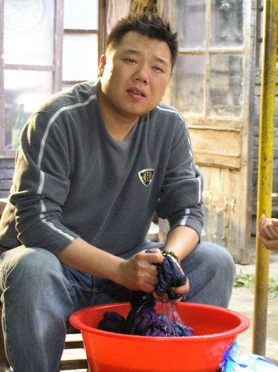 “李大嘴”姜超，相亲20次娶胖妻，38岁才得子，蜗居生活也幸福