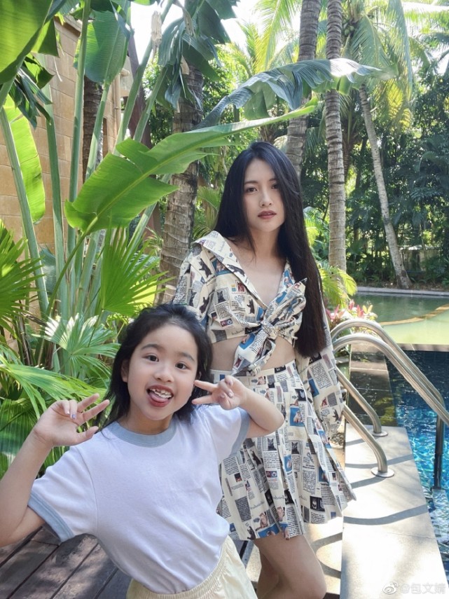 包文婧晒照庆情人节，与包贝尔网吧打游戏过二人世界，甜蜜又有趣