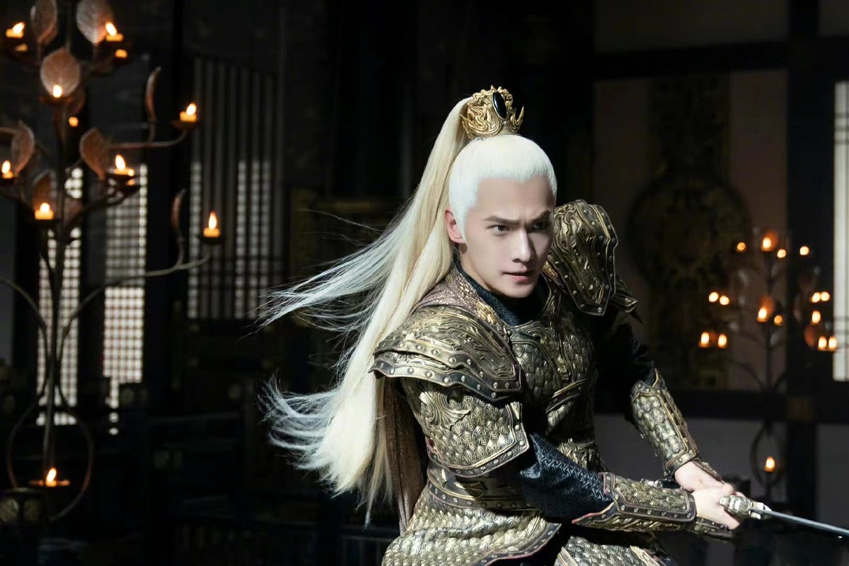 同样是演“白发美男”，有人一眼万年，有人像顶了一头枯草