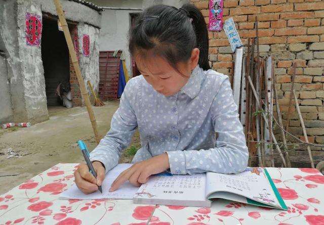 2018年,四川老汉到教育局,含泪跪求查孙女高考试卷：不信只有47分