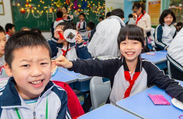 小学生想和喜欢的女生同桌，给老师写申请书，理由让老师难以拒绝