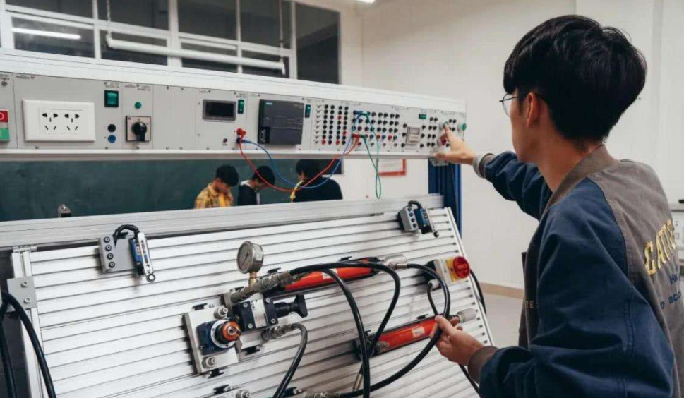 华为这次的选择比较“刁钻”，签约三所双非院校，且均来自湖北省