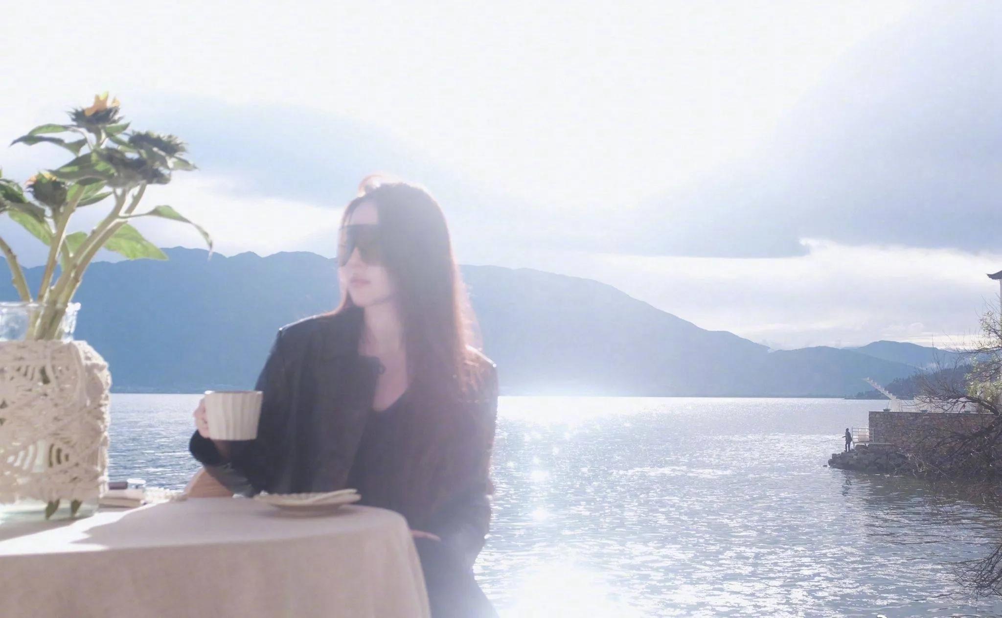 刘亦菲黑色皮衣