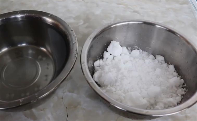 这才是凉粉最好吃的做法，记住水和淀粉的比例是关键，看一遍就会