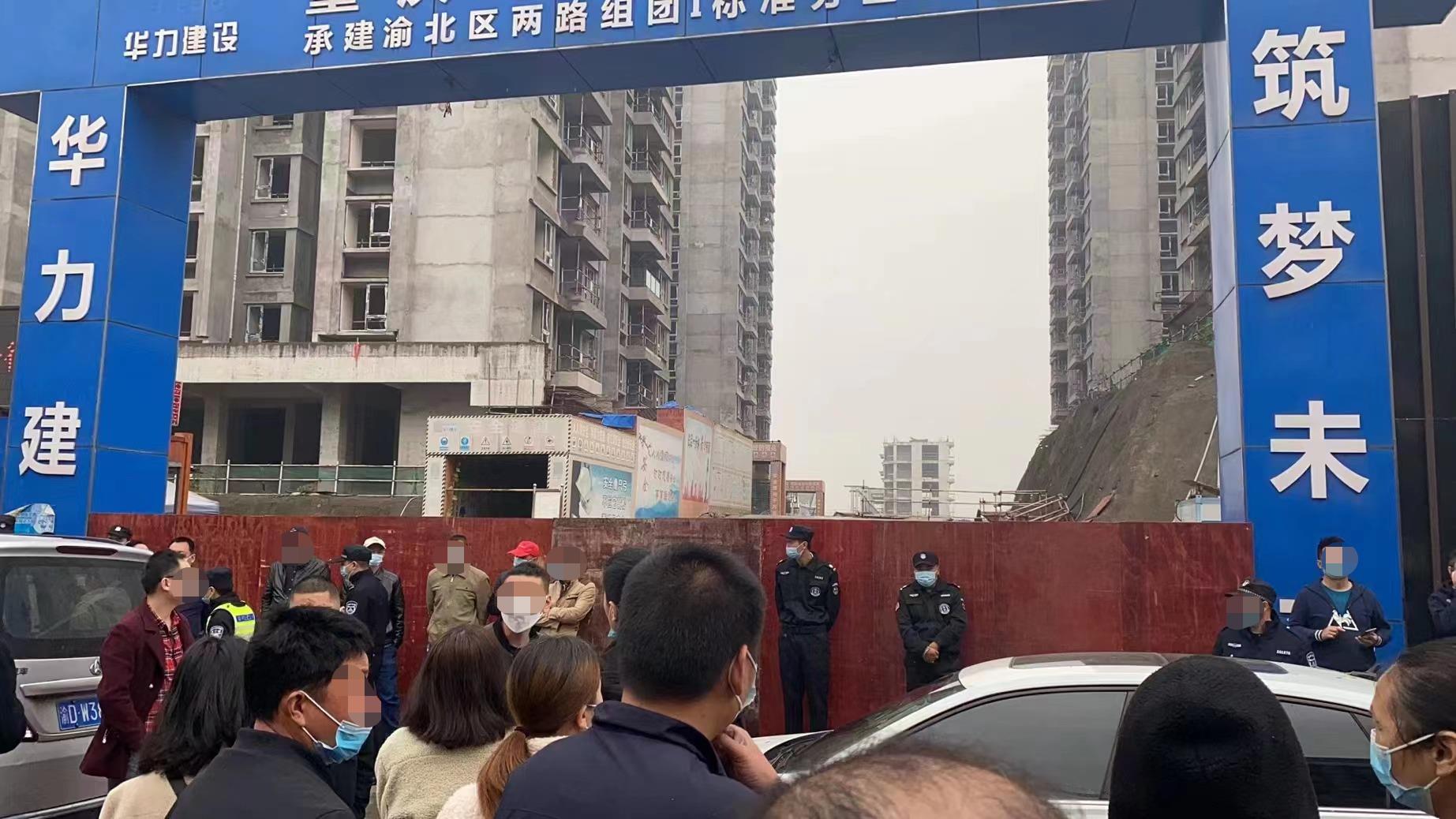 重庆一女子买婚房遇烂尾被迫推迟婚期，与小区业主发声明拟断供，律师提醒：起诉开发商解除买卖合同可免责