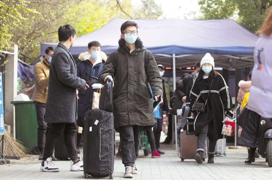 寒假将至，多所高校实行“封校”管理，大学生回家恐成奢望