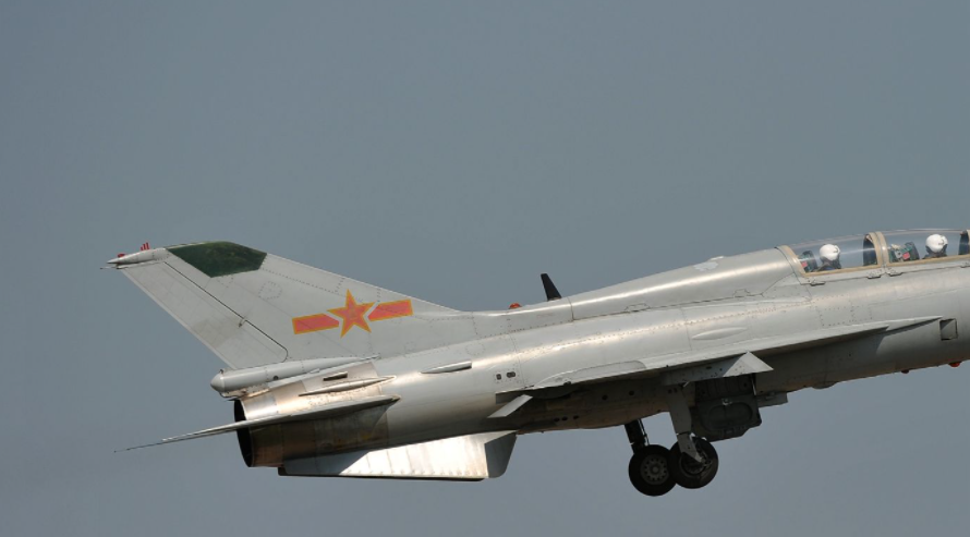 16秒生死抉择：为救村庄，飞行员李剑英三次放弃逃生，坠机而亡