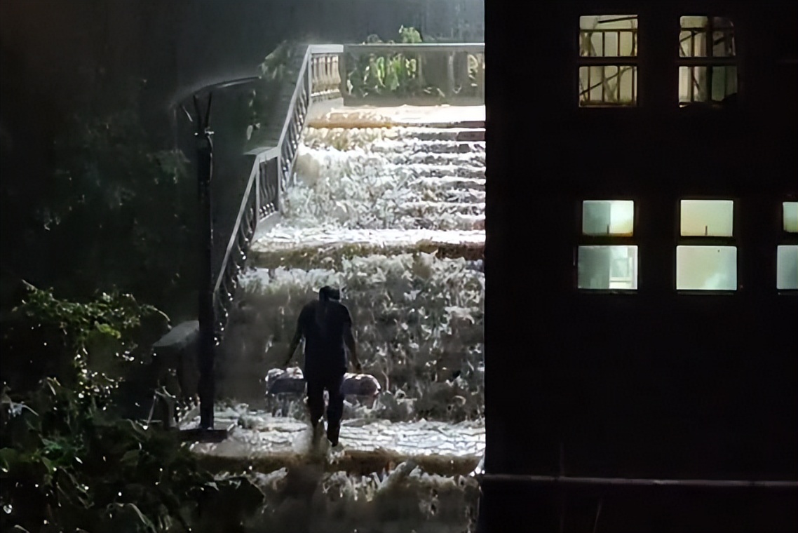 高校版孤勇者：男生暴雨中走“瀑布楼梯”为室友带饭，这交情不浅