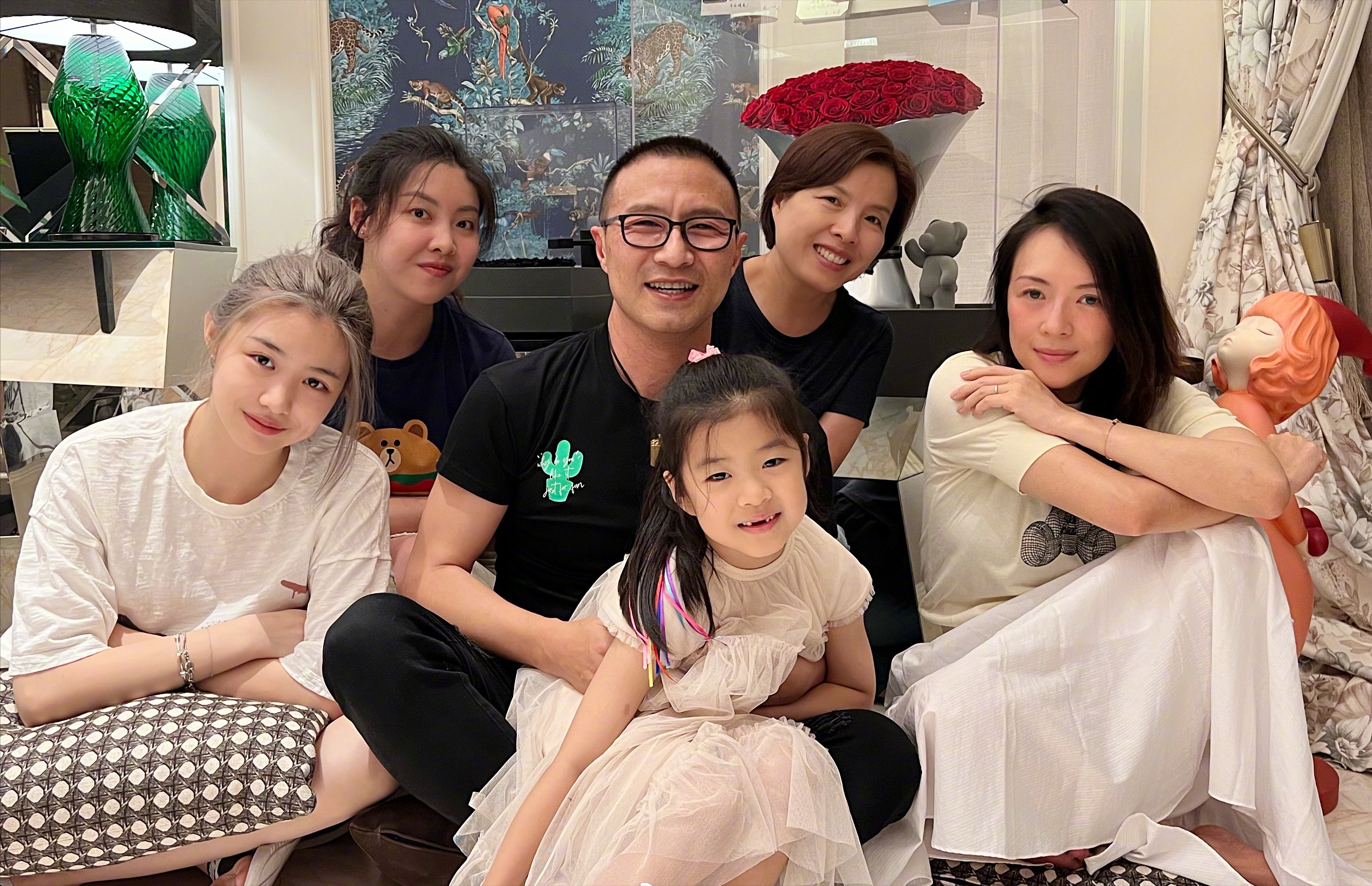 汪峰发文庆祝51岁生日，章子怡小苹果醒醒均出镜，一家人温馨有爱