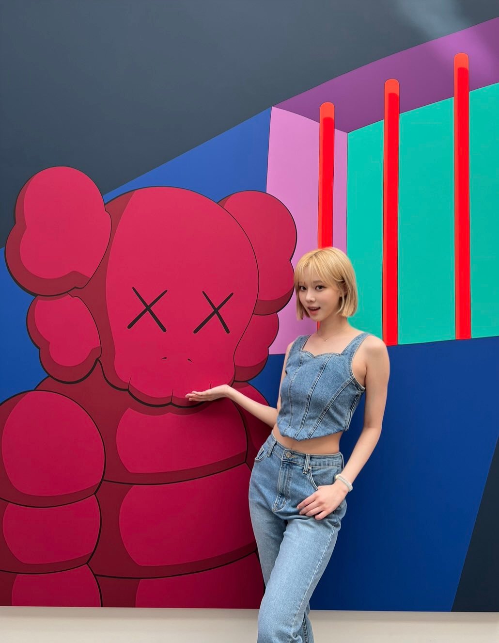 aespa金玟庭曬近況，巴掌般的小臉，洋娃娃的美貌，秀出優越身材