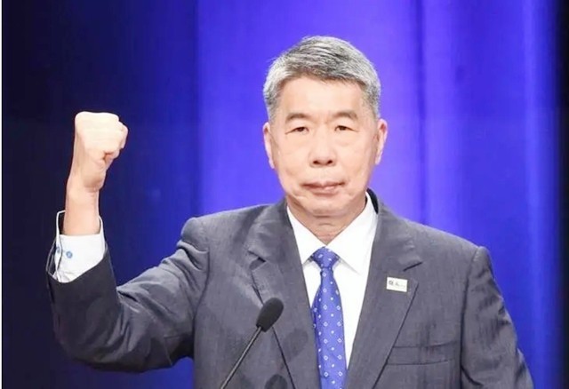 2020年李登辉遗体火化，女子当众泼其肖像油漆：死有余辜