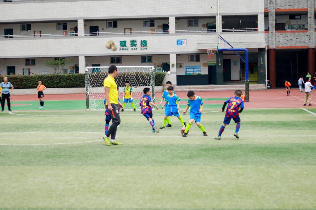 天府新区华阳实验小学在升旗仪式上隆重举行足球运动会颁奖典礼