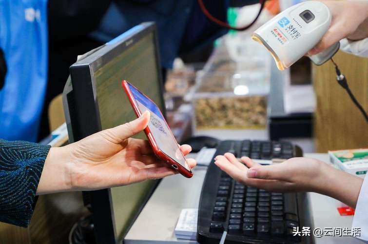 外国人吹爆中国无现金支付场面！几十万也可扫一扫，不想回国了
