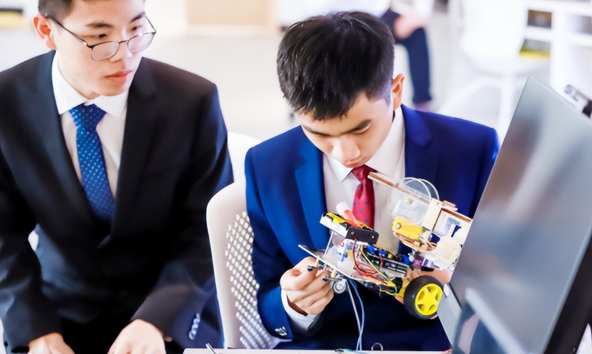 大学生就业5年各专业收入，榜首收入令人羡慕，医学专业仅排第8