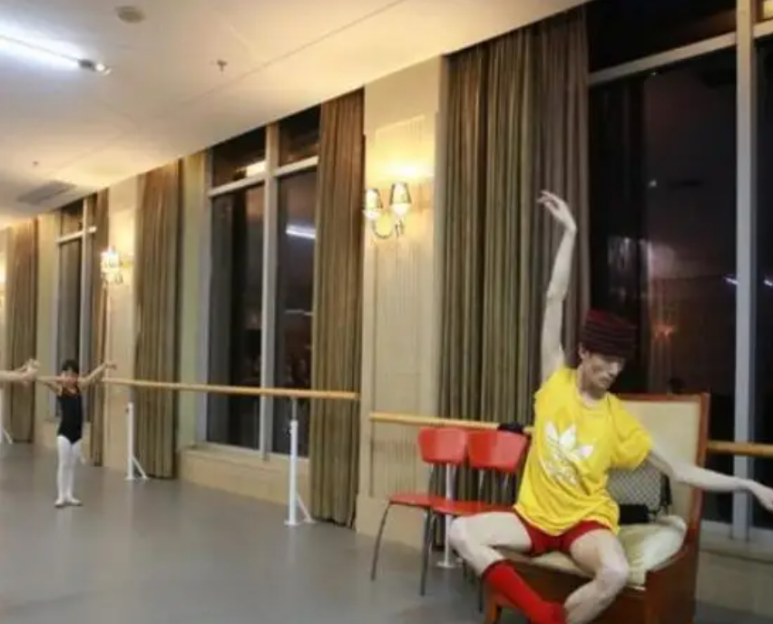 46岁“巨婴”郭冷：除了跳舞，连衣服都不会洗，年入百万无人敢嫁