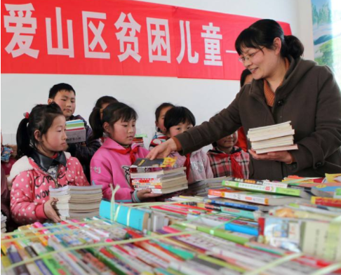 小学生在家上网课，却因坐姿“不雅”，被网友吐槽是总裁上班