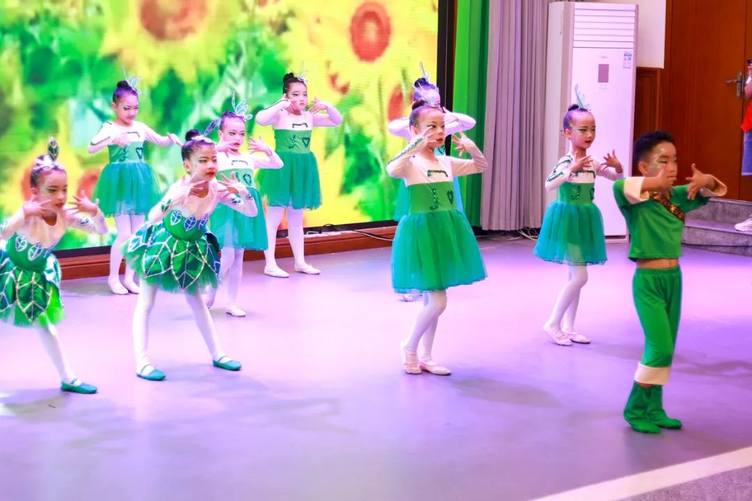 天府新区华阳实验小学举行“童星耀五月·艺术绽花开”群舞比赛