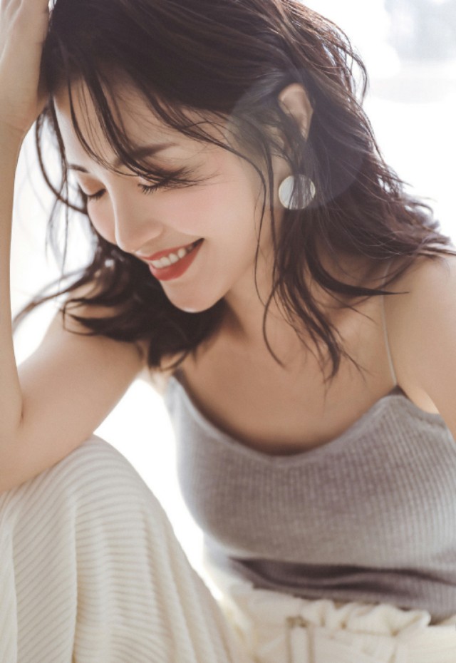 包文婧：吊带背心居家美拍，清新靓丽