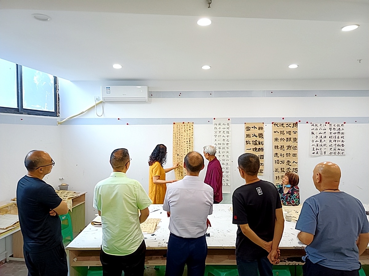 重庆涪陵:书法家协会"七沙龙"书法小组开展月度书法活动