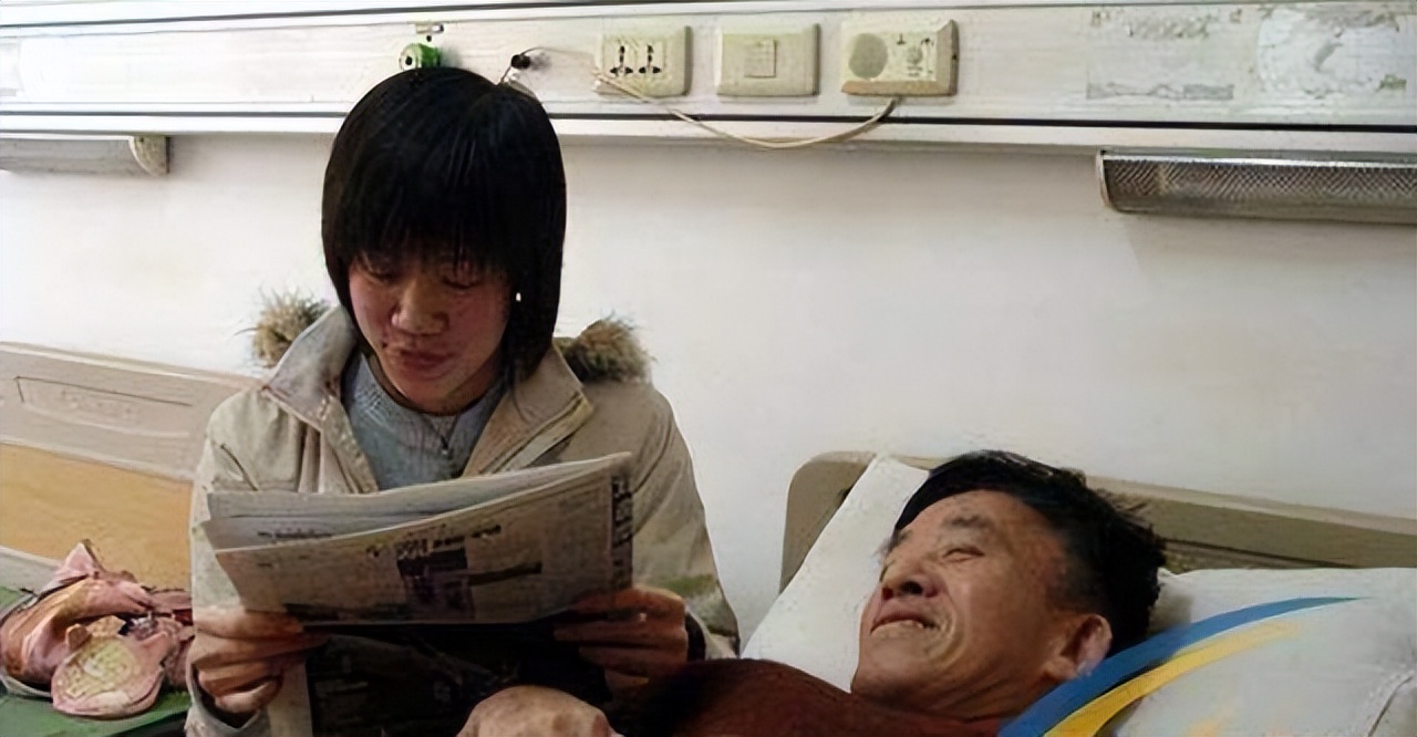 17年前，与瘫痪父亲相依为命、高考763分的广西女孩，后来如何？