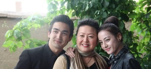 从普通销售员到收视女王，迪丽热巴的背景，远比你想象得复杂