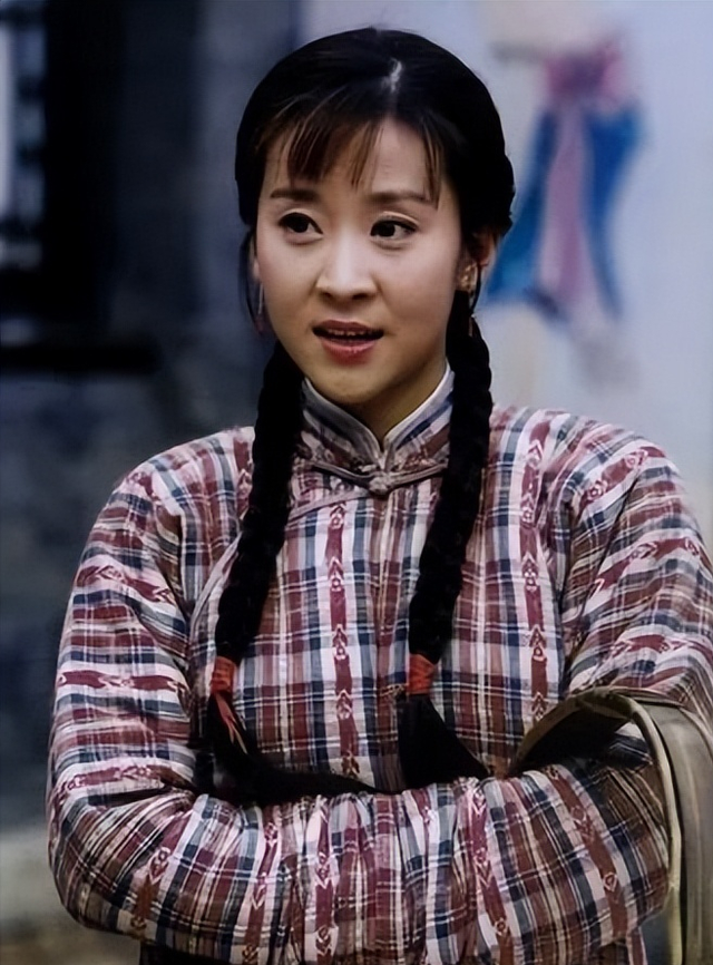 《五月槐花香》里执拗,坚韧的卖烟女"莫荷";不久之后,苗圃还受到