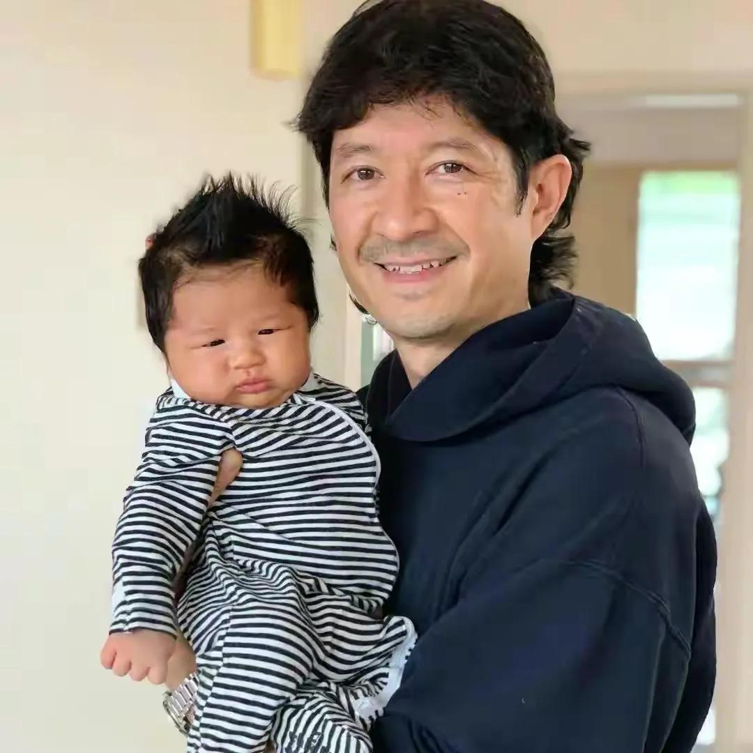 钟嘉欣和儿子合拍写真温馨有爱，3岁Jared帅气有个性，镜头感满满