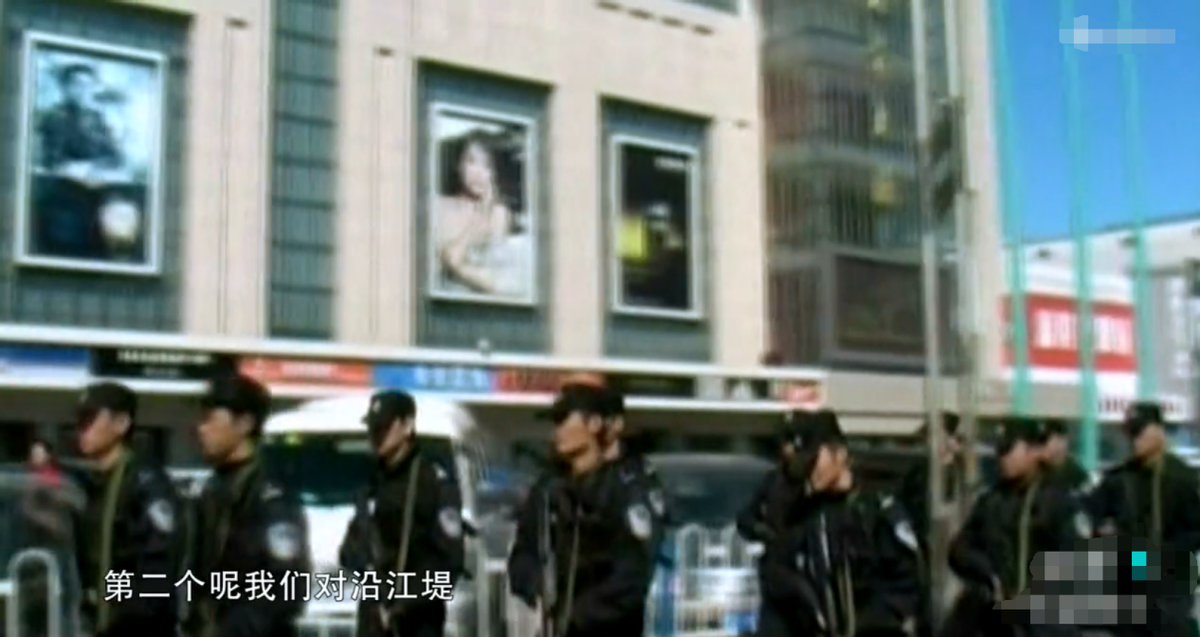 2009年，杀人狂魔王厚军持枪与武警对射，被武警当场击毙