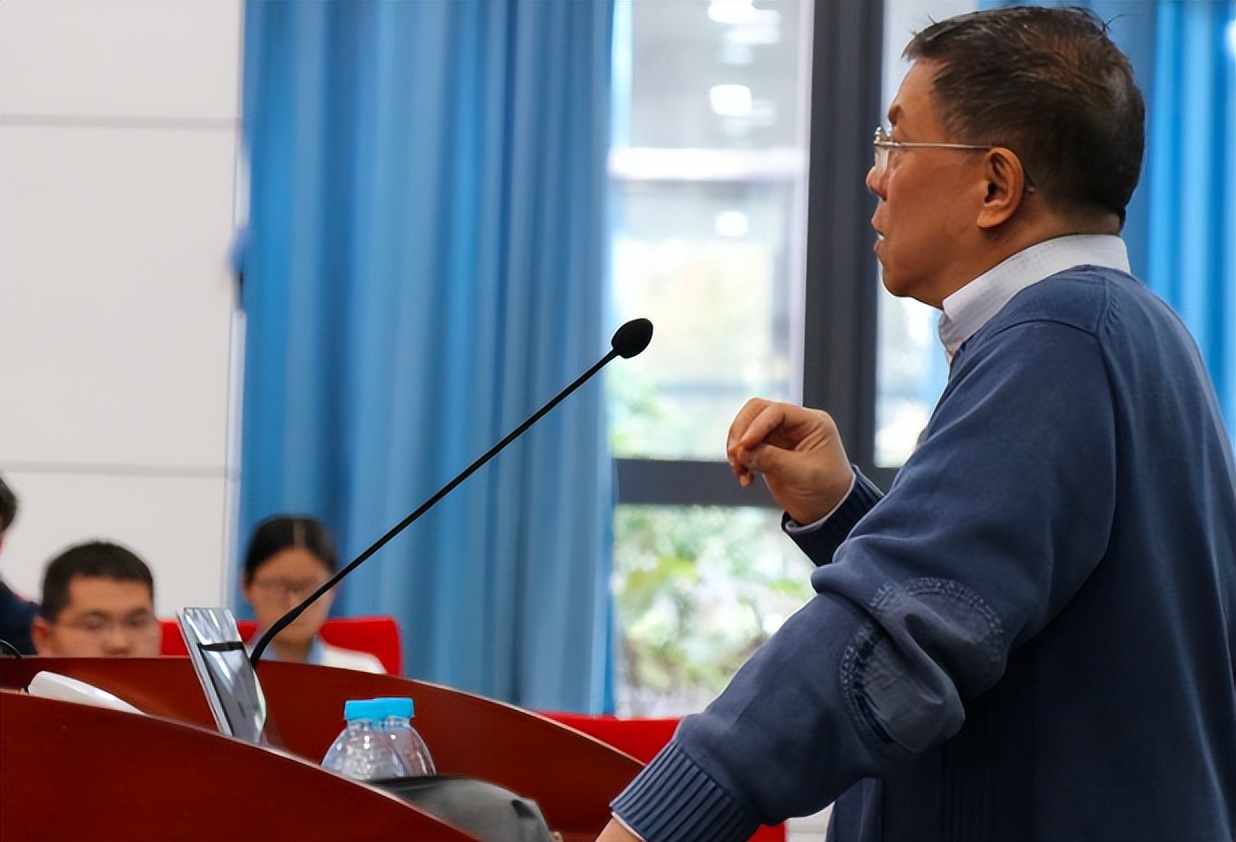 大学副教授晒出年收入，金额引发热议，怪不得教师行业竞争激烈