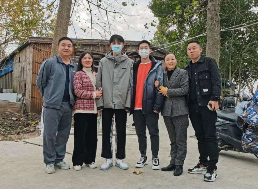 孙海洋送女儿出国留学，找到孙卓后却“租房”，不买房另有原因？